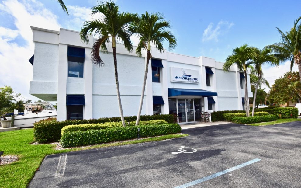 Full-time yacht broker Macgregory yachts